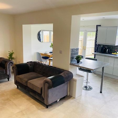 Modern Family Home With Off-Road Parking Cardiff Luaran gambar