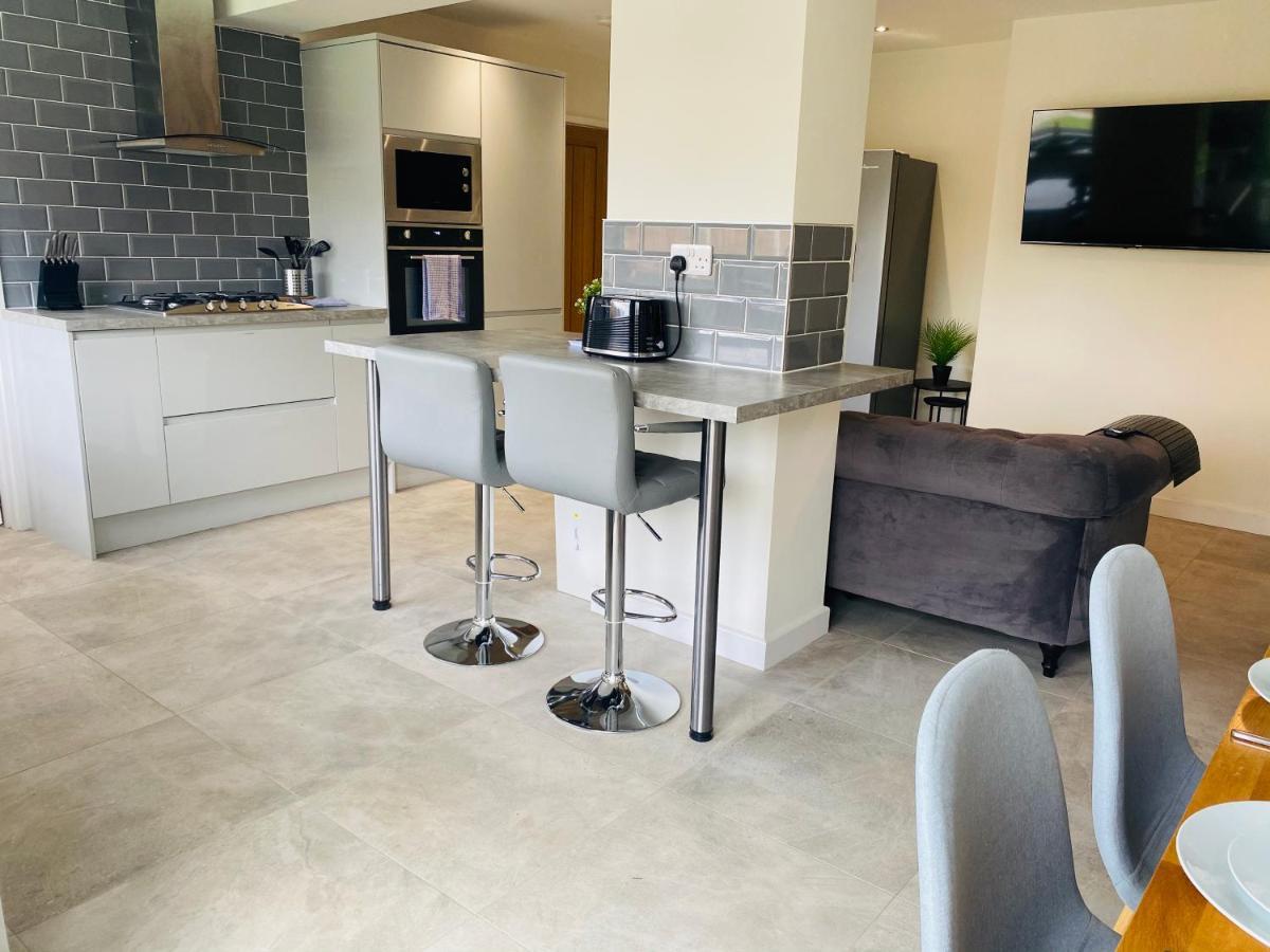 Modern Family Home With Off-Road Parking Cardiff Luaran gambar
